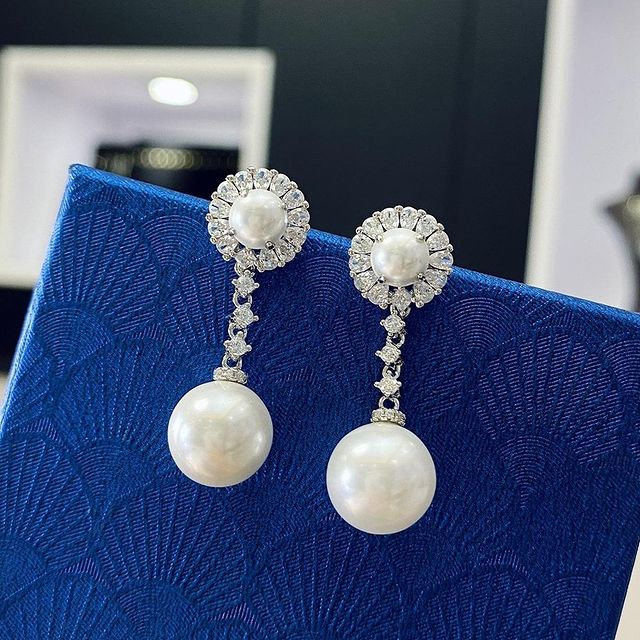 Boucles d'oreilles percées classiques en perles rondes et diamants blancs💎