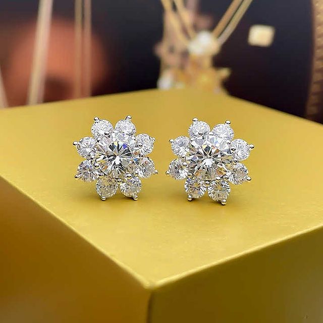 Boucles d'oreilles délicates Diamant Fleur Blanche percées💎