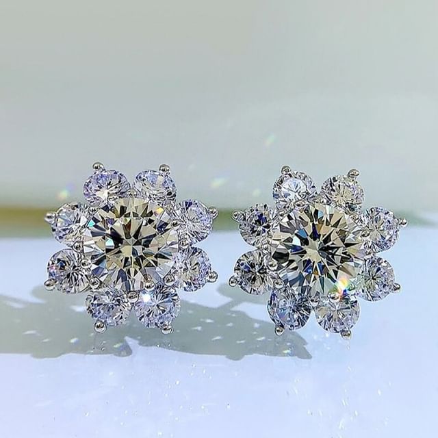 Boucles d'oreilles délicates Diamant Fleur Blanche percées💎